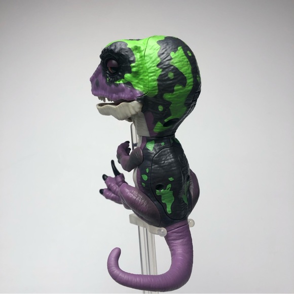 Fingerlings Interactive Untamed Raptor Razor (Purple) by WowWee - Picture 2 of 5